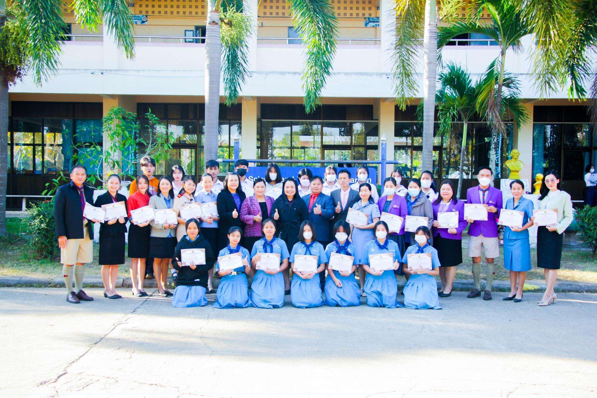 You are currently viewing พิธีมอบเกียรติบัตรการแข่งศิลปหัตถกรรมระดับเขตของกลุ่มสาระการเรียนรู้สุขศึกษาและพลศึกษา และกลุ่มสาระการเรียนรู้ภาษาไทย